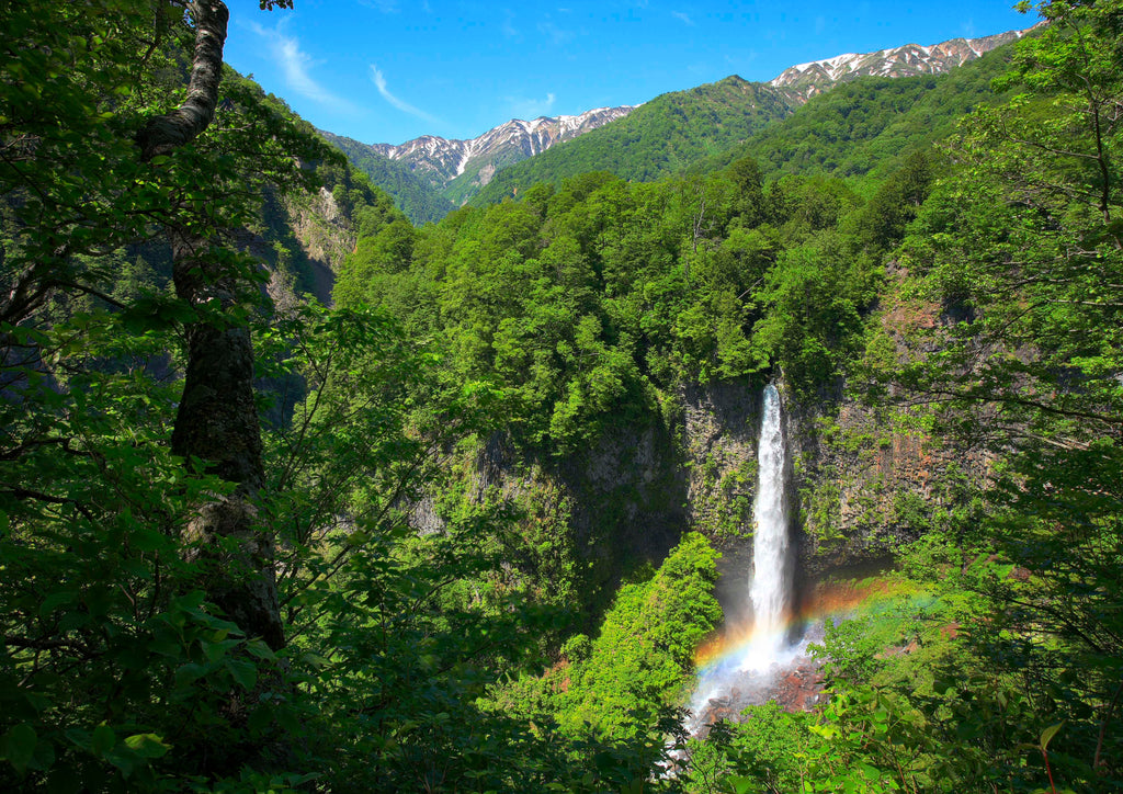 虹の出た白水滝（しらみずのたき）と白山稜線